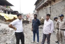 उज्जैन में हरसिद्धि पाल से रामघाट मार्ग चौड़ीकरण कार्य का निरीक्षण करते कलेक्टर रौशन कुमार सिंह