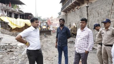 उज्जैन में हरसिद्धि पाल से रामघाट मार्ग चौड़ीकरण कार्य का निरीक्षण करते कलेक्टर रौशन कुमार सिंह