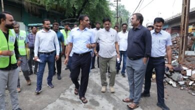 उज्जैन में सिंहस्थ-2028 की तैयारियों के तहत हरिफाटक रेलवे ओवरब्रिज निर्माण स्थल का निरीक्षण करते संभागायुक्त आशीष सिंह एवं अधिकारी।