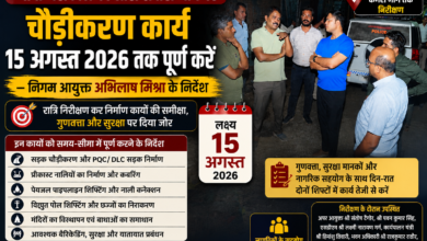 उज्जैन में बाबा महाकाल की शाही सवारी मार्ग पर चल रहे चौड़ीकरण कार्य का रात्रि निरीक्षण करते नगर निगम आयुक्त अभिलाष मिश्रा।