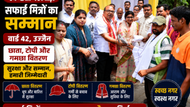 उज्जैन नगर निगम के वार्ड 42 में आयोजित कार्यक्रम में सफाई मित्रों को छाता, टोपी और गमछा वितरित करते अतिथि।