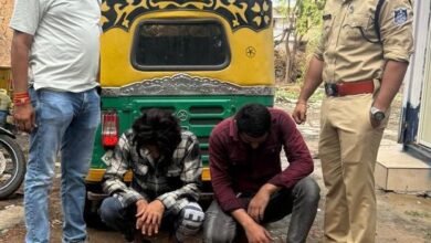 नीलगंगा थाना पुलिस ने उज्जैन में 112.35 ग्राम एमडी ड्रग्स और ऑटो के साथ दो आरोपियों को गिरफ्तार किया।