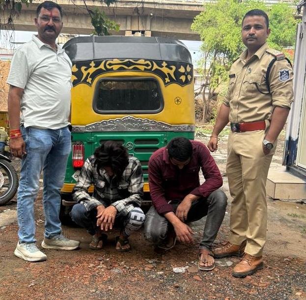 नीलगंगा थाना पुलिस ने उज्जैन में 112.35 ग्राम एमडी ड्रग्स और ऑटो के साथ दो आरोपियों को गिरफ्तार किया।