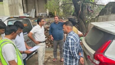 उज्जैन में हरिफाटक समानांतर ब्रिज निर्माण स्थल का निरीक्षण करते संभाग आयुक्त आशीष सिंह