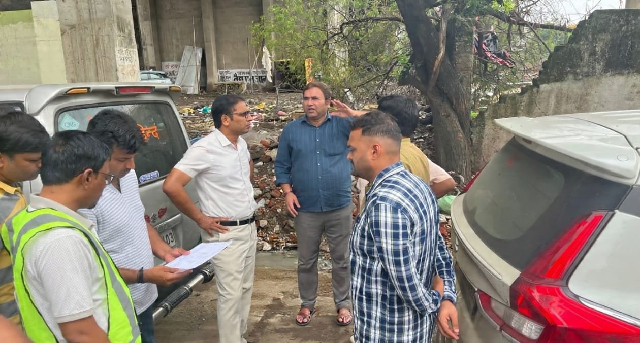 उज्जैन में हरिफाटक समानांतर ब्रिज निर्माण स्थल का निरीक्षण करते संभाग आयुक्त आशीष सिंह