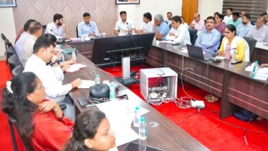 प्रशासनिक संकुल भवन में अधिकारियों के साथ समीक्षा बैठक करते कलेक्टर रौशन कुमार सिंह