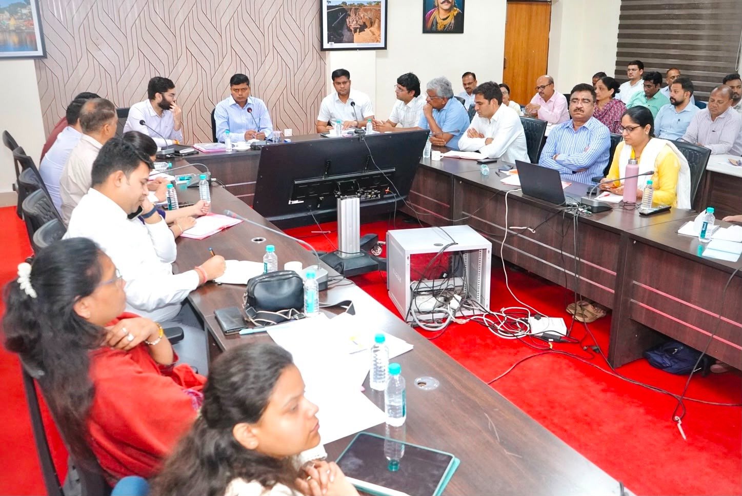 प्रशासनिक संकुल भवन में अधिकारियों के साथ समीक्षा बैठक करते कलेक्टर रौशन कुमार सिंह