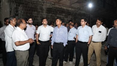 उज्जैन में महाकाल सवारी मार्ग का निरीक्षण करते कलेक्टर रौशन कुमार सिंह एवं अधिकारी