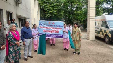 उज्जैन में विश्व जनसंख्या दिवस के अवसर पर जनजागृति रैली निकालते स्वास्थ्य विभाग और नर्सिंग छात्राएं