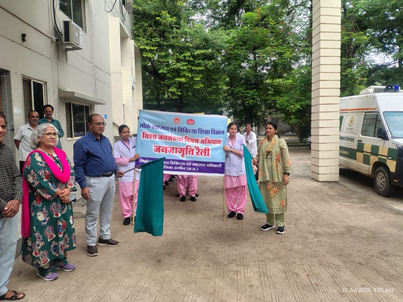 उज्जैन में विश्व जनसंख्या दिवस के अवसर पर जनजागृति रैली निकालते स्वास्थ्य विभाग और नर्सिंग छात्राएं