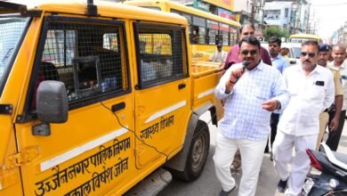 उज्जैन में महापौर मुकेश टटवाल नगर निगम के अतिक्रमण हटाओ अभियान के दौरान माइक से व्यापारियों को संबोधित करते हुए