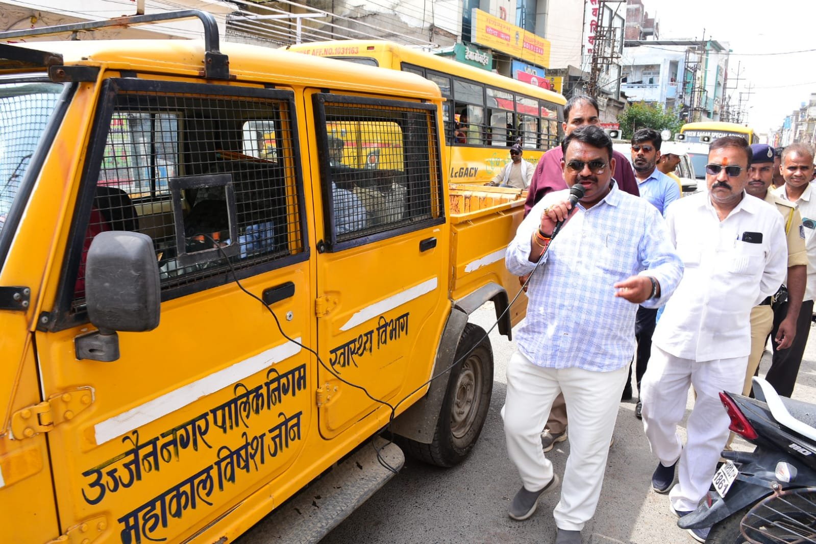 उज्जैन में महापौर मुकेश टटवाल नगर निगम के अतिक्रमण हटाओ अभियान के दौरान माइक से व्यापारियों को संबोधित करते हुए
