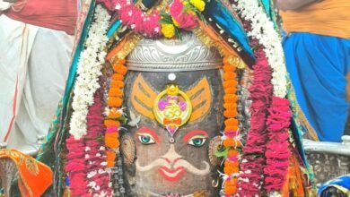 18 जुलाई 2026 को उज्जैन के श्री महाकालेश्वर मंदिर में प्रातःकालीन भस्म आरती के दौरान दिव्य श्रृंगार में भगवान महाकालेश्वर के दर्शन।