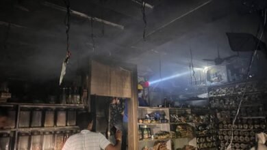 उज्जैन के फ्रीगंज क्षेत्र में ड्राई फ्रूट्स और किराना दुकान में लगी आग पर काबू पाती फायर ब्रिगेड की टीम।