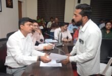 प्रशासनिक संकुल भवन में जनसुनवाई के दौरान कलेक्टर रौशन कुमार सिंह नागरिक से आवेदन प्राप्त करते हुए।