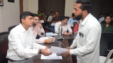प्रशासनिक संकुल भवन में जनसुनवाई के दौरान कलेक्टर रौशन कुमार सिंह नागरिक से आवेदन प्राप्त करते हुए।