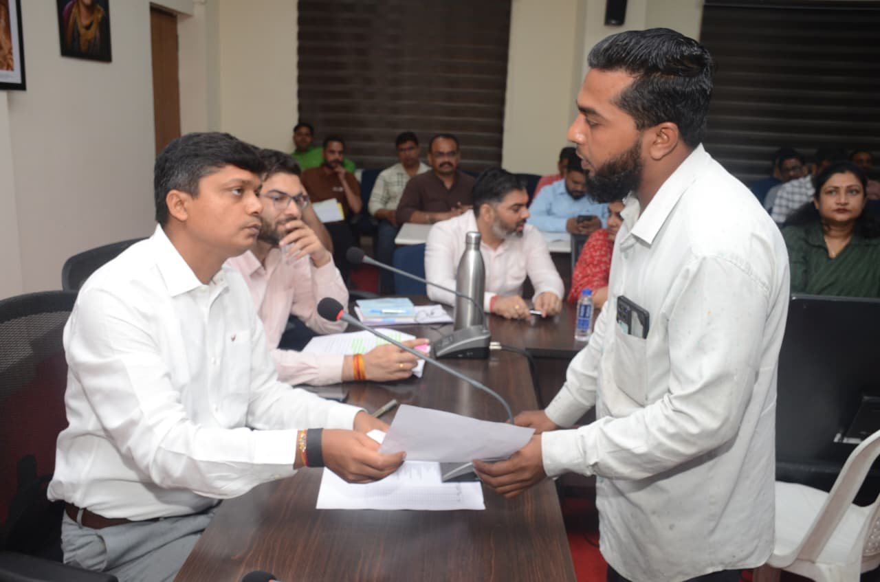 प्रशासनिक संकुल भवन में जनसुनवाई के दौरान कलेक्टर रौशन कुमार सिंह नागरिक से आवेदन प्राप्त करते हुए।