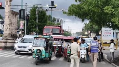 उज्जैन के व्यस्त चौराहे पर ट्रैफिक व्यवस्था संभालते पुलिसकर्मी और वाहन