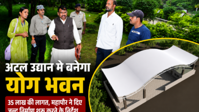 अटल उद्यान में प्रस्तावित योग भवन स्थल का निरीक्षण करते महापौर मुकेश टटवाल और नगर निगम के अधिकारी।