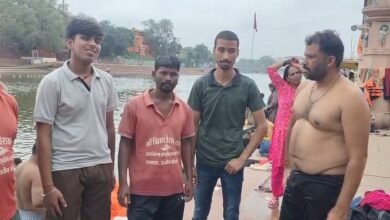 रामघाट पर शिप्रा नदी में डूब रहे दो युवकों को तैराक दल ने सुरक्षित बाहर निकाला।