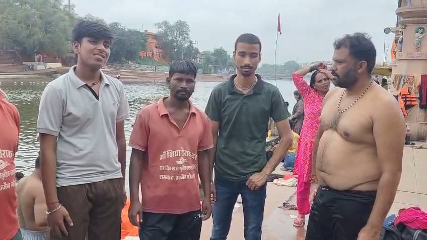 रामघाट पर शिप्रा नदी में डूब रहे दो युवकों को तैराक दल ने सुरक्षित बाहर निकाला।