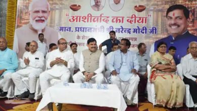 उज्जैन में ‘आशीर्वाद का दीया’ कार्यक्रम की उपलब्धि पर मुख्यमंत्री डॉ. मोहन यादव का विभिन्न समाजों ने सम्मान किया।