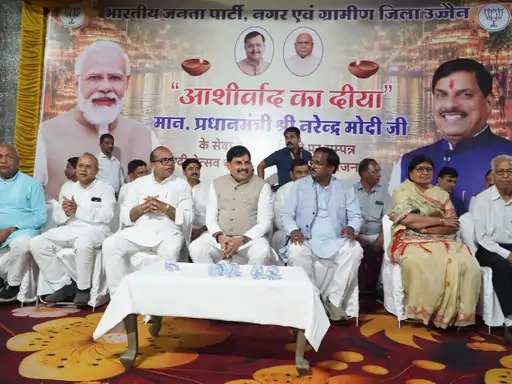 उज्जैन में ‘आशीर्वाद का दीया’ कार्यक्रम की उपलब्धि पर मुख्यमंत्री डॉ. मोहन यादव का विभिन्न समाजों ने सम्मान किया।