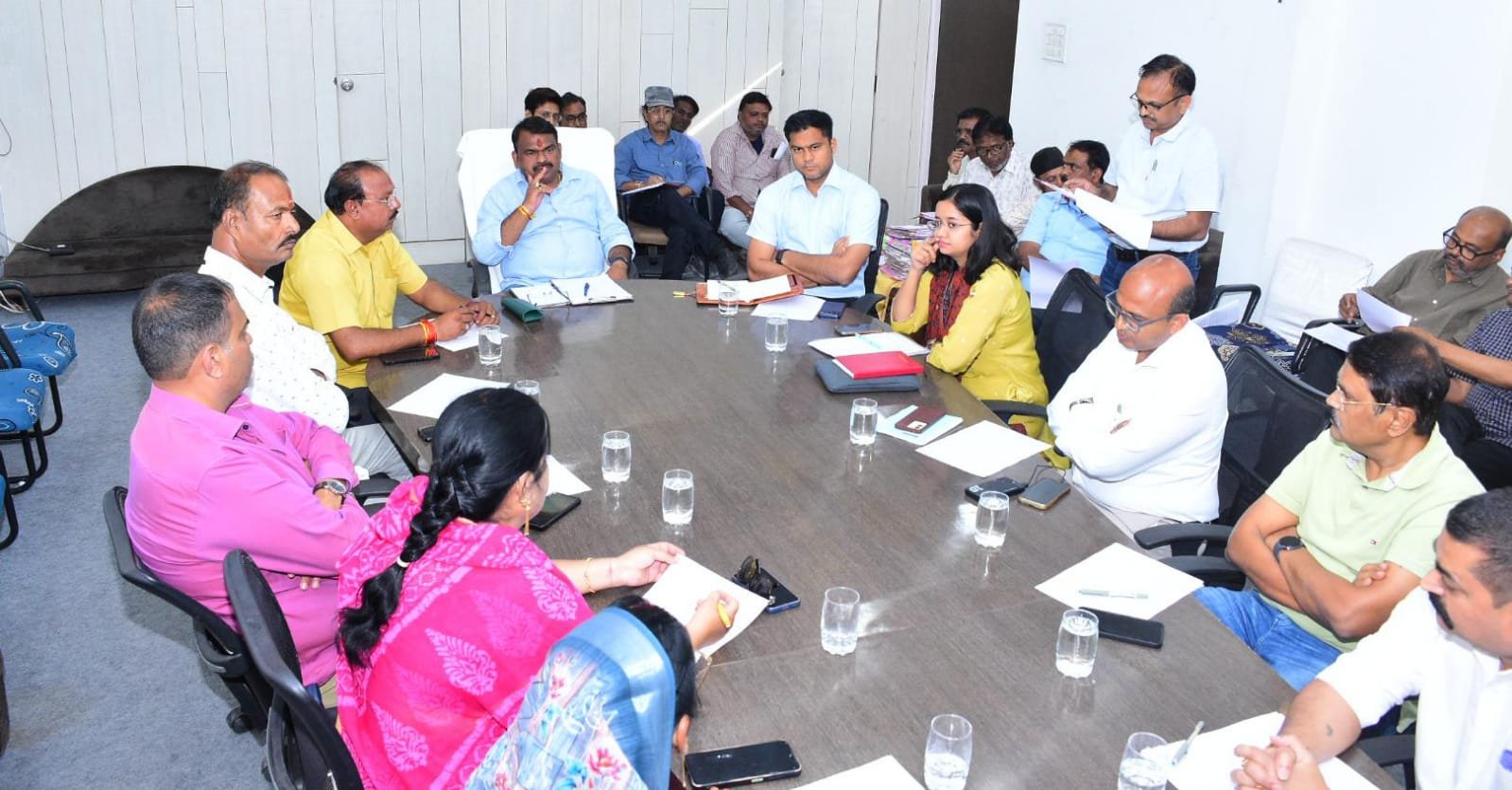 उज्जैन में मेयर इन काउंसिल की बैठक में 7 करोड़ से अधिक के 49 मुआवजा प्रकरणों पर अनुशंसा की गई। कार्तिक मेला 2026, दीपावली आतिशबाजी दुकानों और सिंहस्थ-2028 के कार्यों पर भी चर्चा हुई।